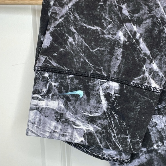 Marble Pattern Cropped Nike Dri-Fit Leggings - Picture 2 of 3